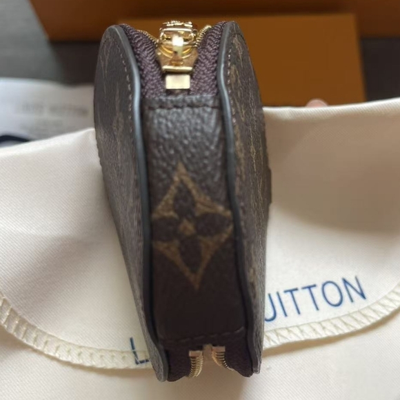 Louis Vuitton Monogram Round Coin Purse - Picture 7 of 8